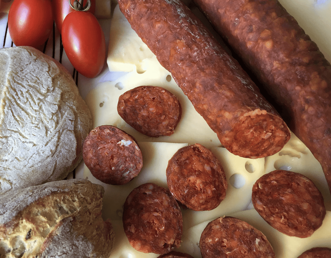 Tradicionális magyar füstölt kolbász és szalámi: A puszta íze az Ön asztalán